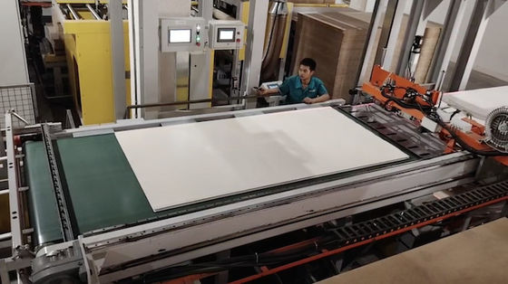 खरीदें सजावटी पैनलों के लिए 4'×8' लघु चक्र प्रेस लाइन प्लाईवुड के लिए हाइड्रोलिक गर्म प्रेस online manufacture