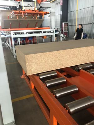 गुणवत्ता  Laminating Production Line Short Cycle Press Melamine Hot Press Machine 900T to 1600T फैक्टरी