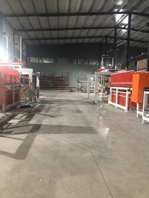फर्नीचर बोर्ड के लिए 15KW लघु चक्र गर्म प्रेस लेमिनेटिंग लाइन 1200 टन